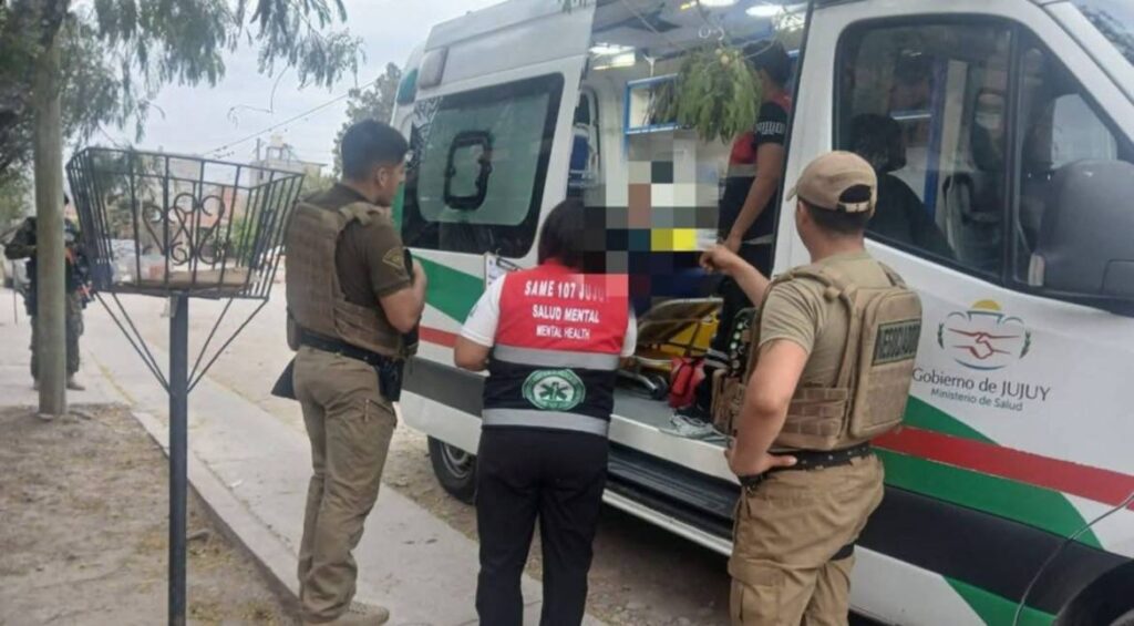 Se atrincheró en su casa con un arma blanca