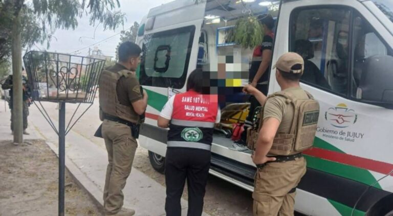 se-atrinchero-en-su-casa-con-un-arma-blanca