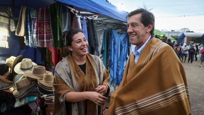 el-gobernador-acompano-a-los-emprendedores-de-la-expo-raices-2025