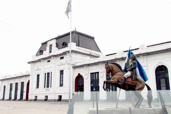Fachada del Centro Cultural Manuel Belgrano vandalizada