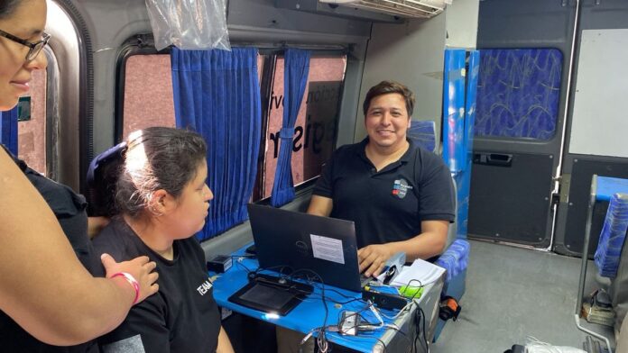 rj360-1778530084-whatsapp-image-2026-05-11-at-095808 Operativo de documentación del Registro Civil en Jujuy con personas haciendo fila para tramitar DNI y pasaporte.