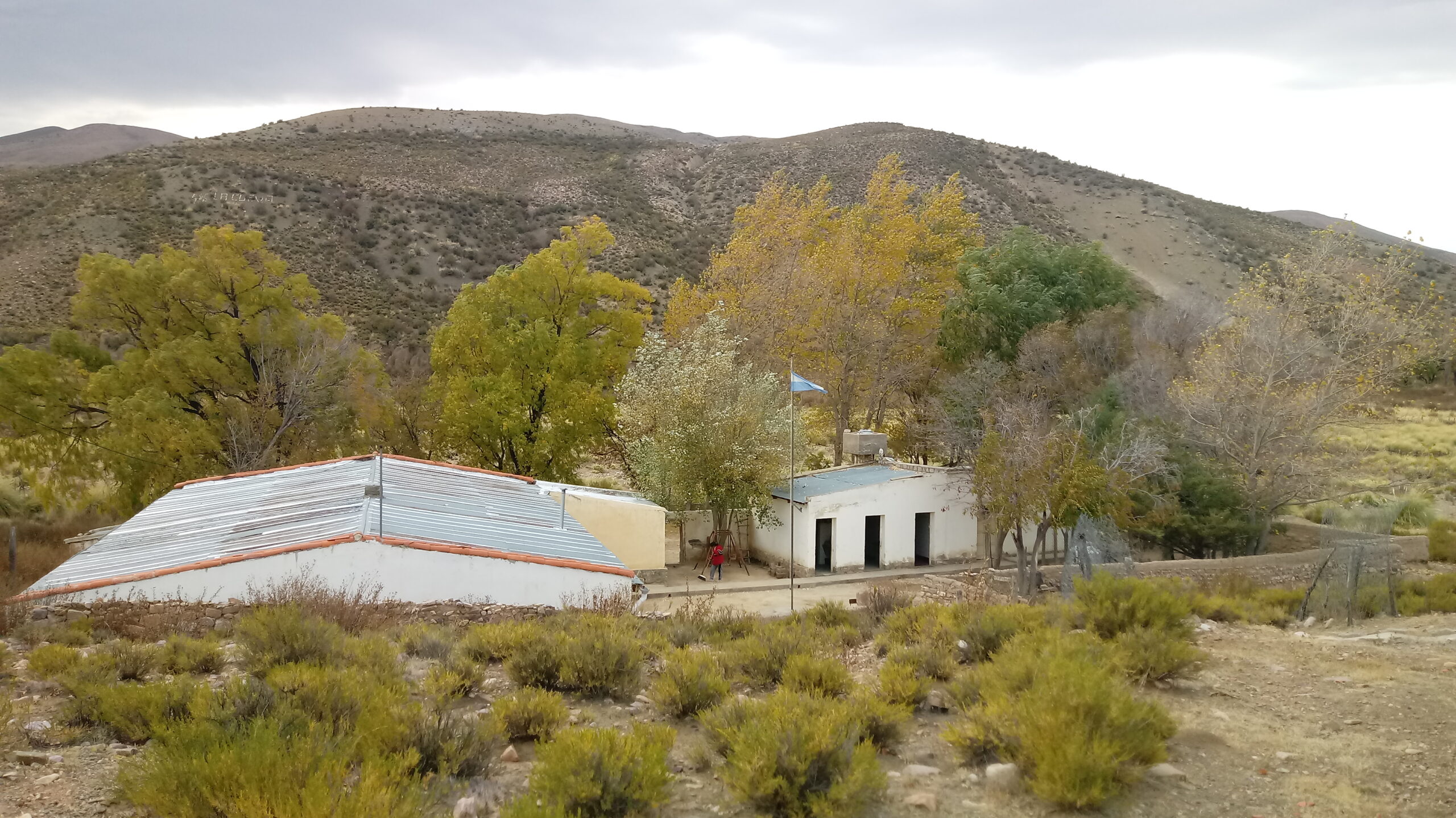 Escuela rural en paisaje de la Puna jujeña