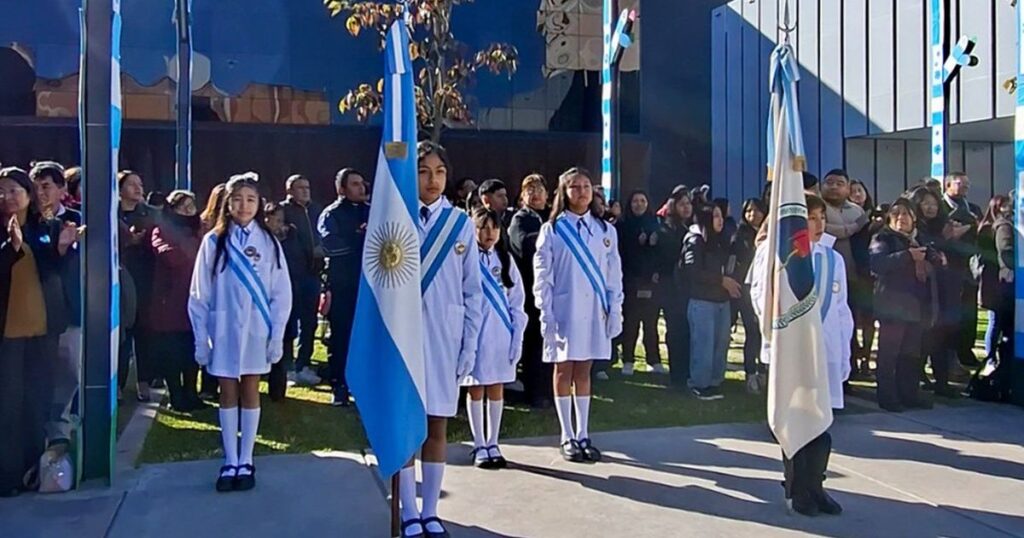 94 estudiantes prometen lealtad a la Bandera de Belgrano en el Cabildo