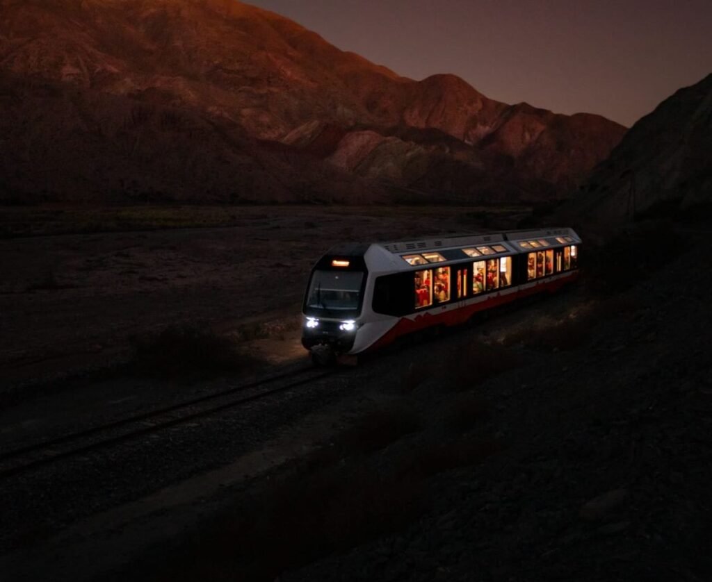 Tren Solar: cine en la Quebrada desde Volcán