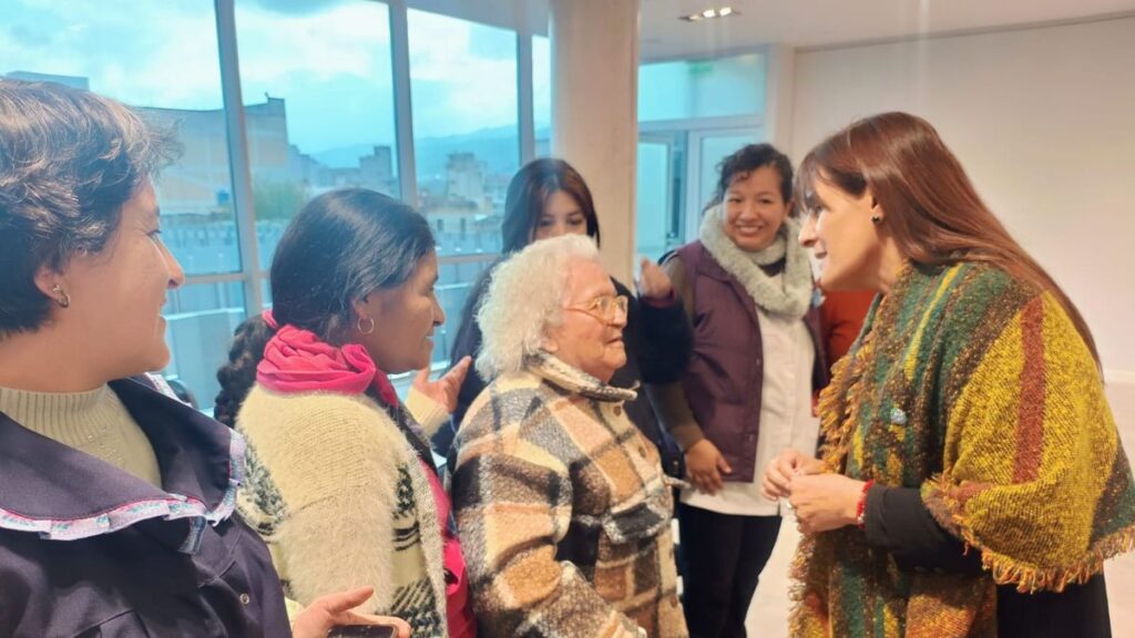 A los 83 años, Regina avanza en sus estudios de EPJA