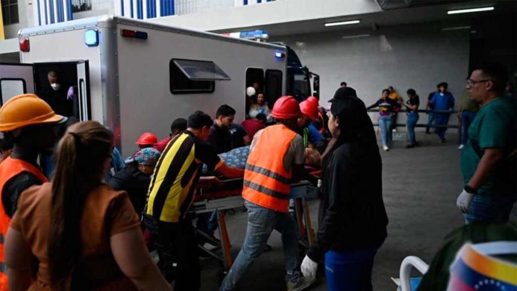 Rescatan a niños solos entre escombros y los trasladan en ambulancia: llevan cinta con su nombre