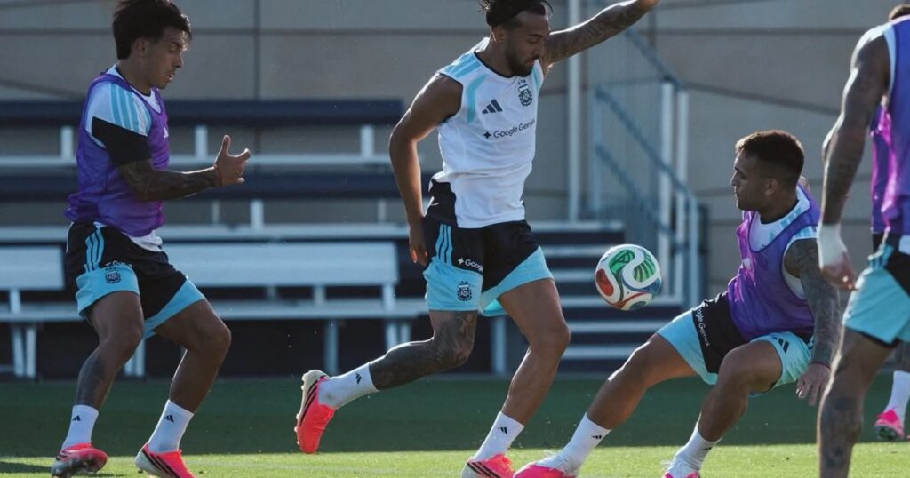 Argentina llega a Texas y Scaloni hablará hoy antes del amistoso vs Honduras