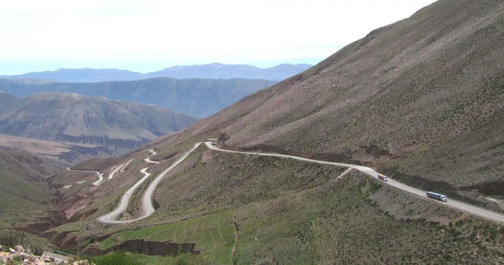 Suspenden paso de camiones por el Paso de Jama por vientos