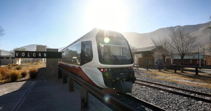 rj360-1780981184-mercado-de-maimara-un-polo-de-artesanos-y-productores-junto-c6340e solar train at Volcán station