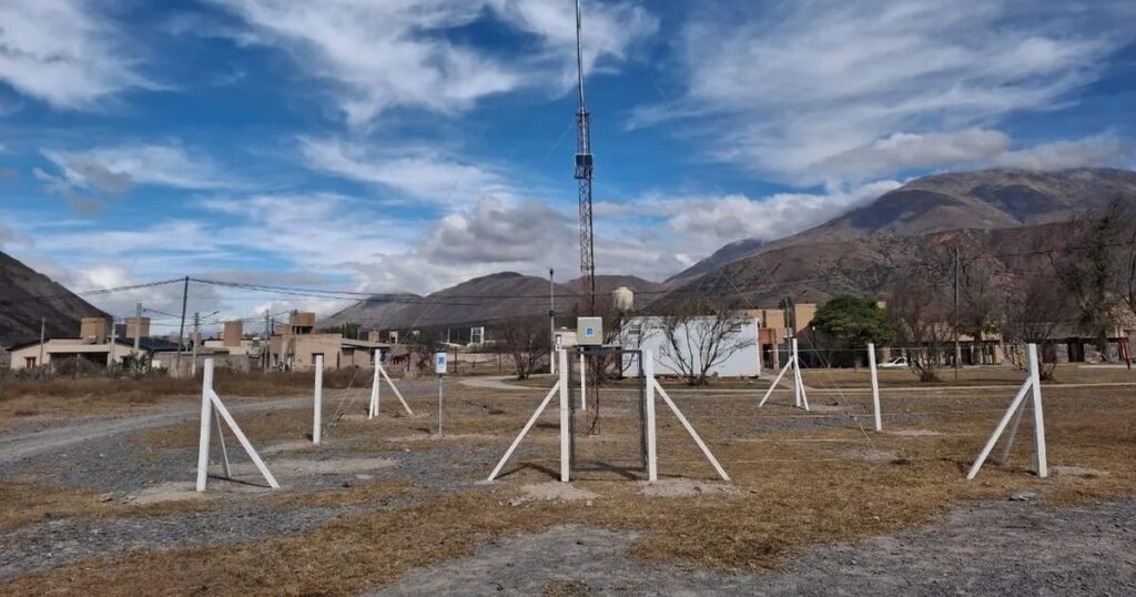 Instalan estación meteorológica automática en Volcán