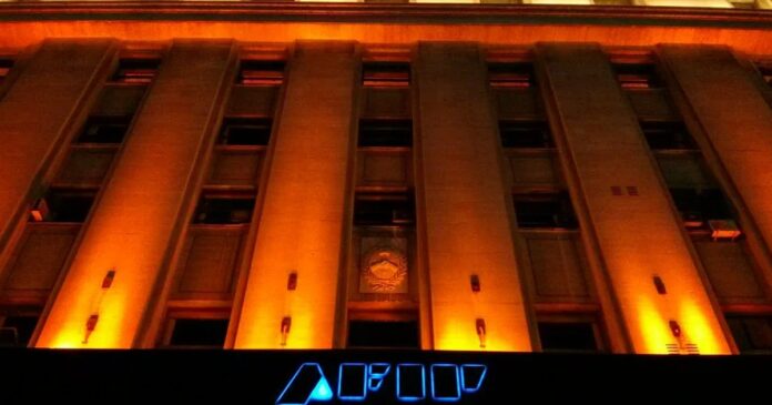 rj360-1781042518-arca-envia-notificaciones-por-diferencias-en-billeteras-virt-2427e4 AFIP office at Plaza de Mayo at night in Buenos Aires