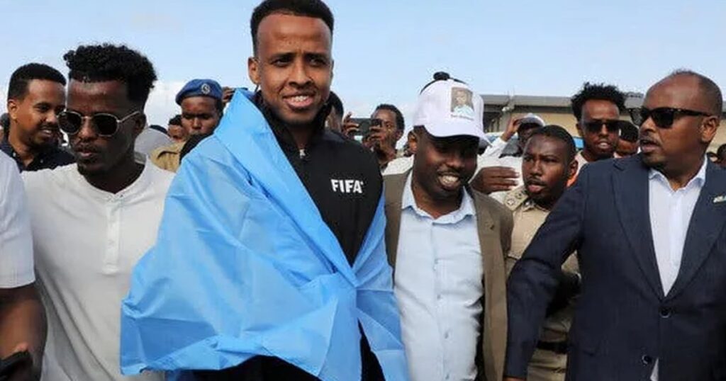 El árbitro somalí Omar Artan recibe bienvenida de héroe en Mogadishu