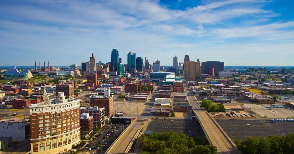 Tormentas severas en Kansas City: vientos de 130 km/h y más de 70 mil sin luz