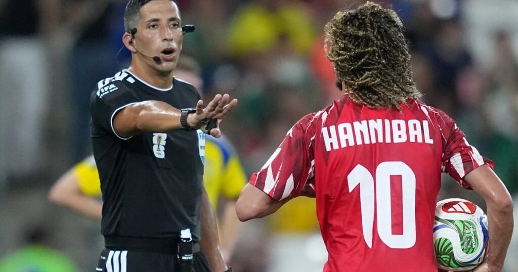 Mundial 2026: sólido debut de Yael Falcón Pérez en Suecia vs Túnez, con una única corrección del VAR sobre el final