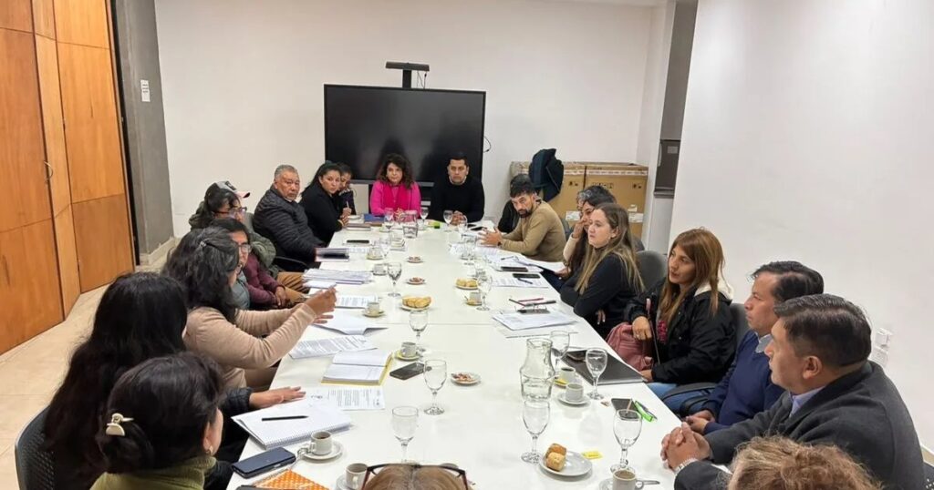 Educación y Transporte coordinan mejoras para el traslado de docentes