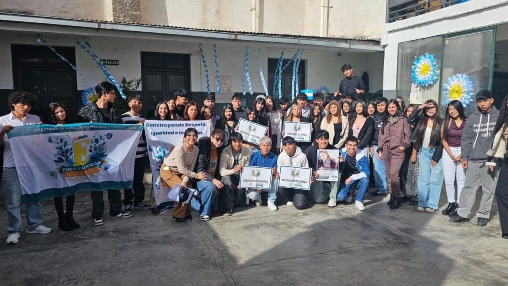 Estudiantes de 7 colegios de la Capital acceden a talleres contra bullying y grooming