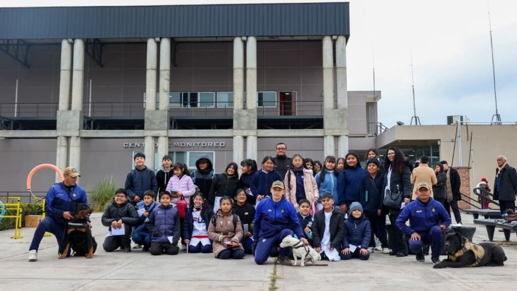 Estudiantes de Alto Comedero visitaron el Centro de Monitoreo 911 para aprender sobre el uso responsable del sistema de emergencias