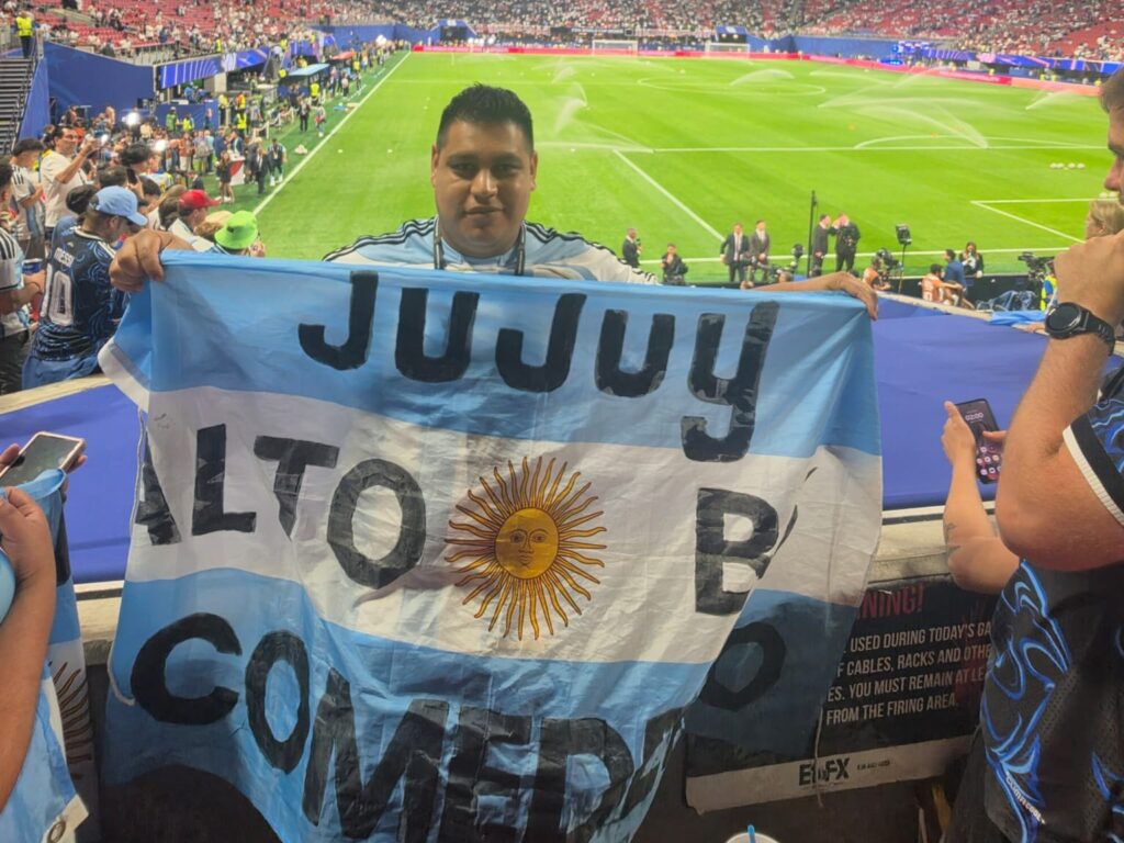 La bandera del B6 de Alto Comedero en el Mundial 2026: la historia del jujeño que le gritó a Inglaterra la remontada de Argentina