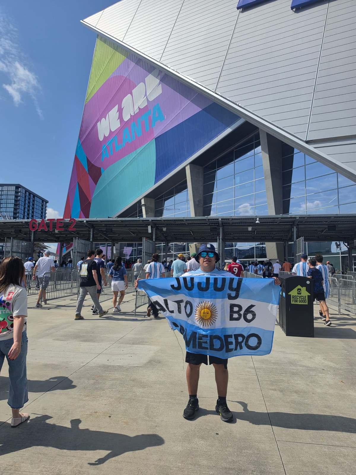 Hernán Cruz con la bandera del B6 frente al estadio de Atlanta
