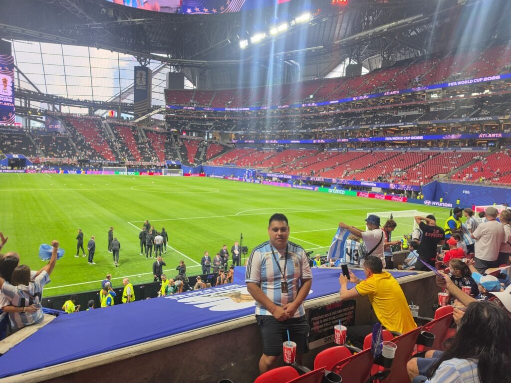 Hernán Cruz junto al campo de juego en Atlanta
