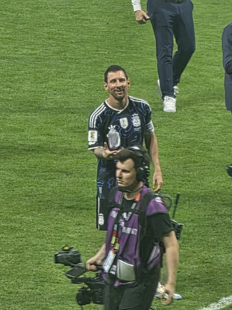 El capitán argentino saluda a la tribuna en Atlanta