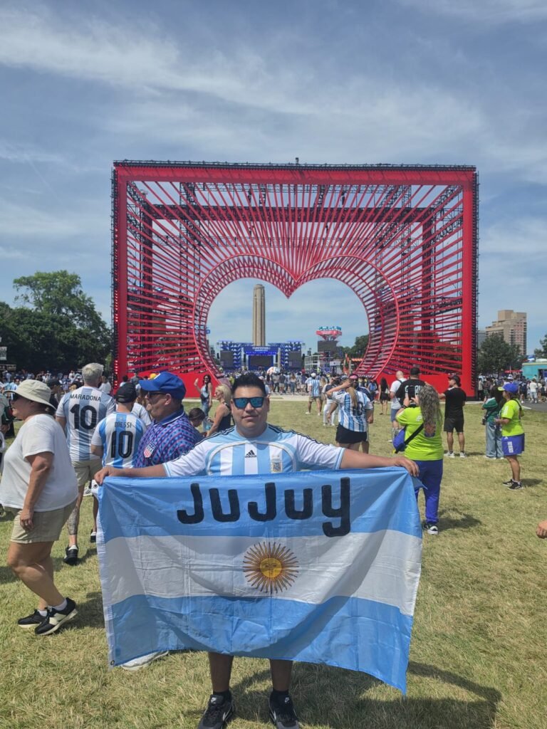 La bandera de Jujuy en el Fan Festival de Kansas City