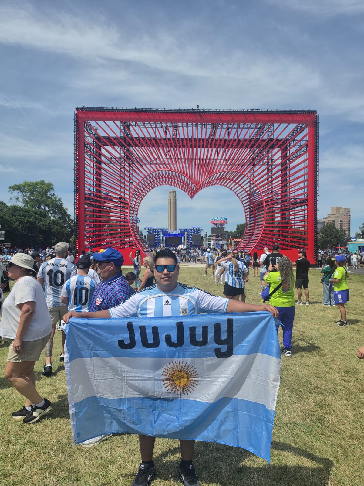La bandera de Jujuy en el Fan Festival de Kansas City