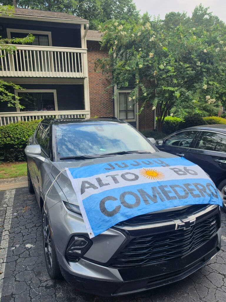 La bandera de Alto Comedero antes de salir al estadio