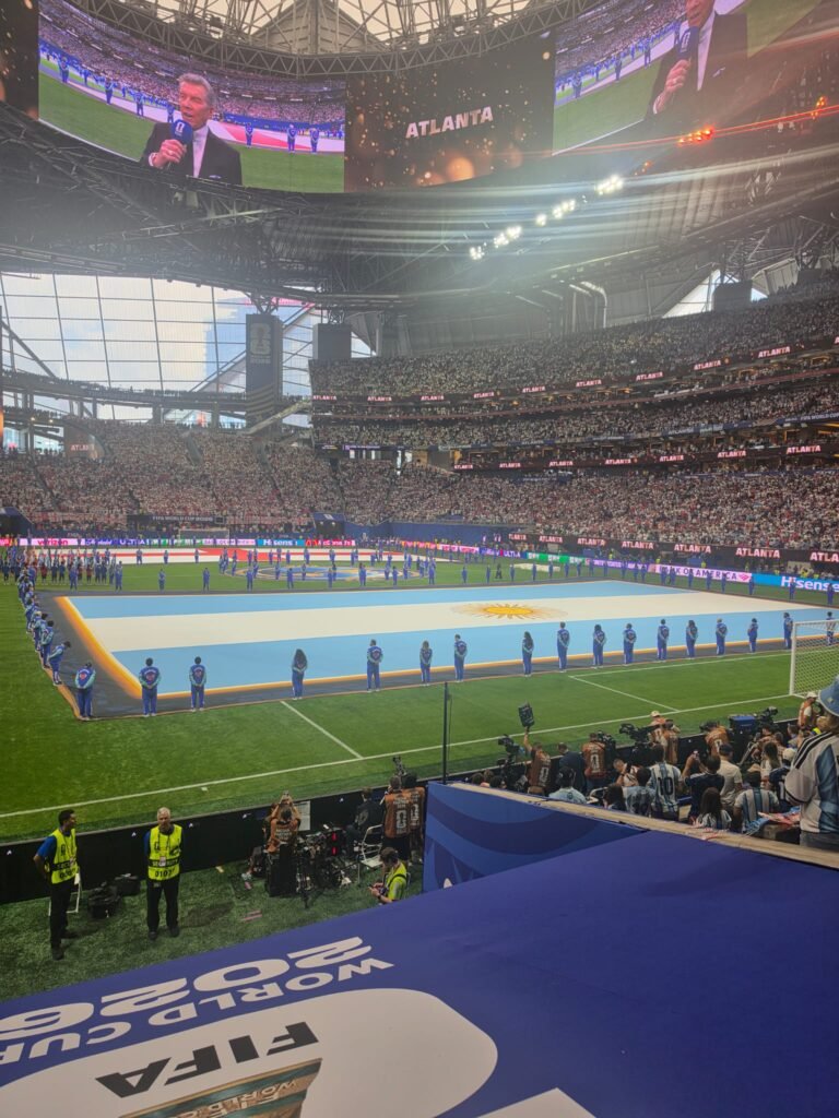 Banderas de Argentina e Inglaterra en la ceremonia previa de la semifinal del Mundial 2026 en Atlanta