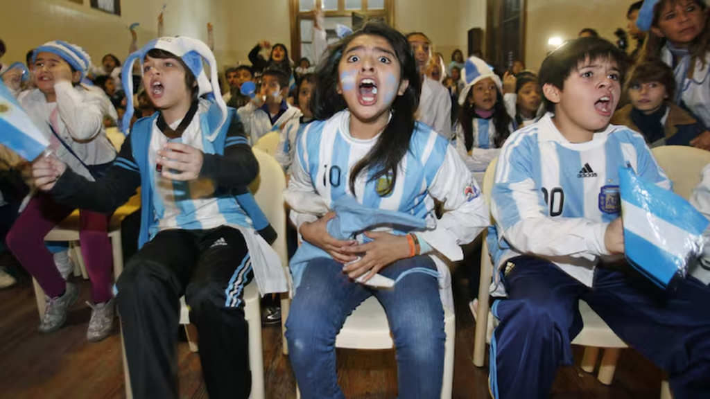 El partido de Argentina en la escuela: será con normalidad y supervisión docente