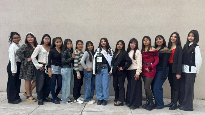 Elección de la reina de los estudiantes en el Colegio N° 5 de Juj