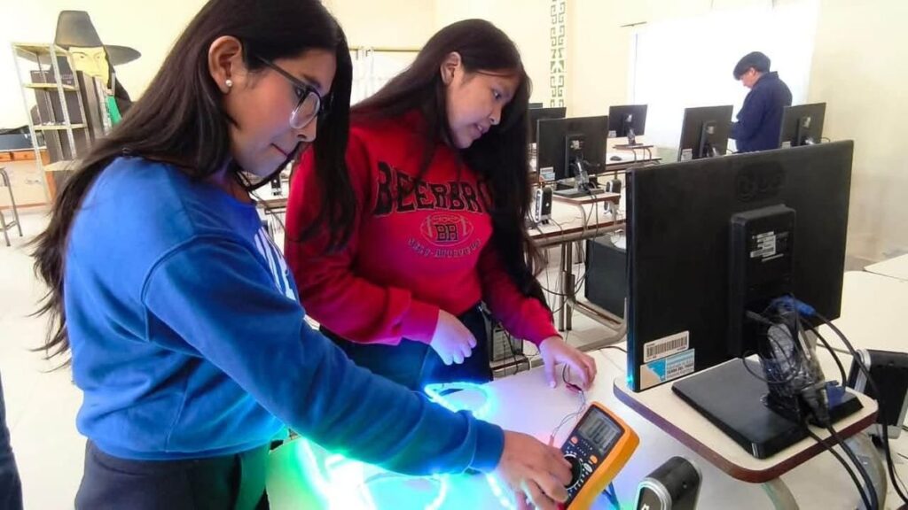Estudiantes de Alto Comedero aprenden iluminación para carrozas de la Fiesta Nacional