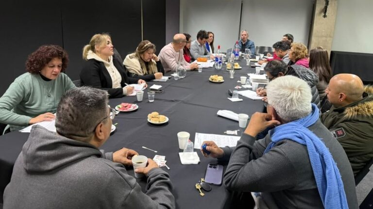 Jujuy unifica aumento salarial julio-agosto y paga ayuda escolar