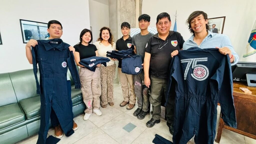 Entregan mamelucos de seguridad para los carroceros de la FNE