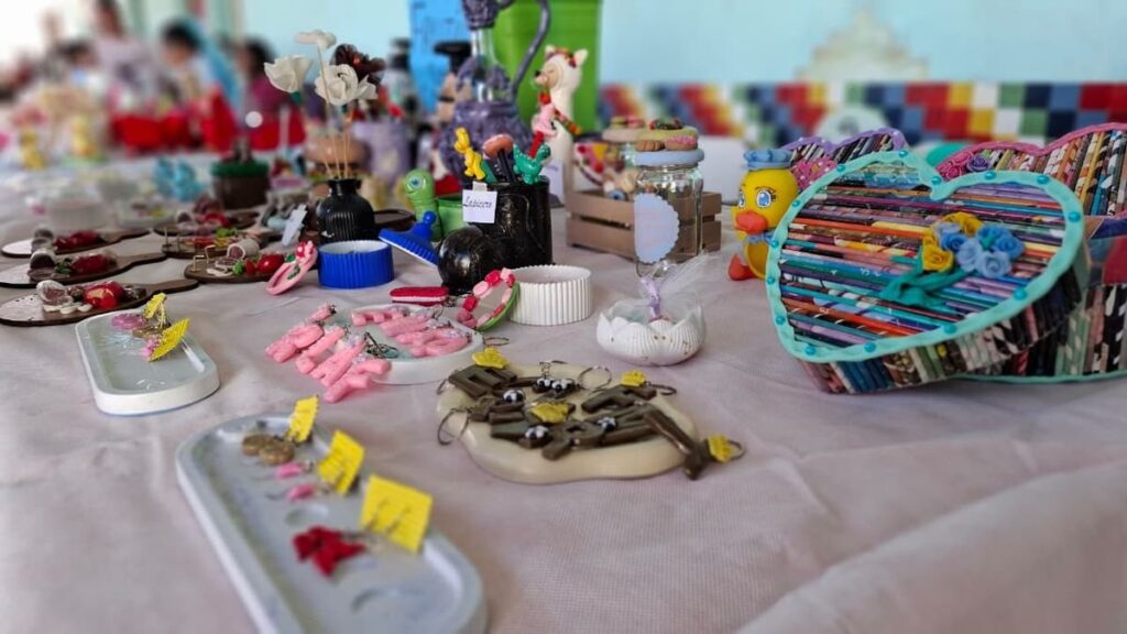 Emprendedores exponen en la feria Santa Anita del Centro Integral