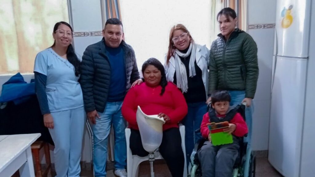 Salud entrega silla de ruedas y prótesis a dos personas con discapacidad en Yuto