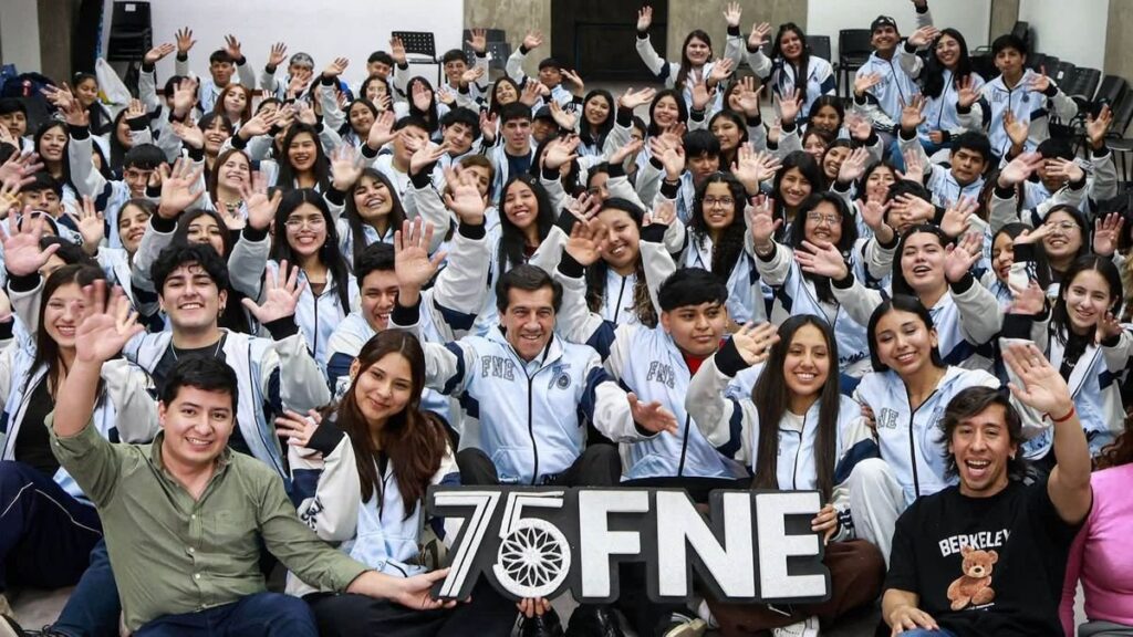 Entregan 105 camperas a la comisión estudiantil de la FNE