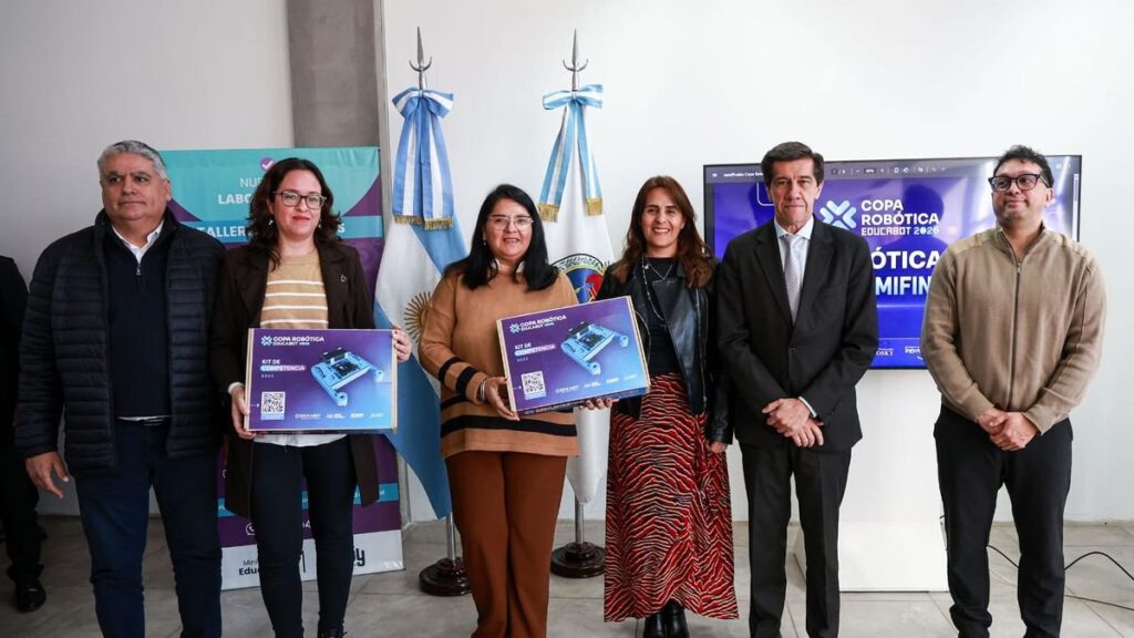 Estudiantes de 13 escuelas jujeñas recibieron kits de robótica