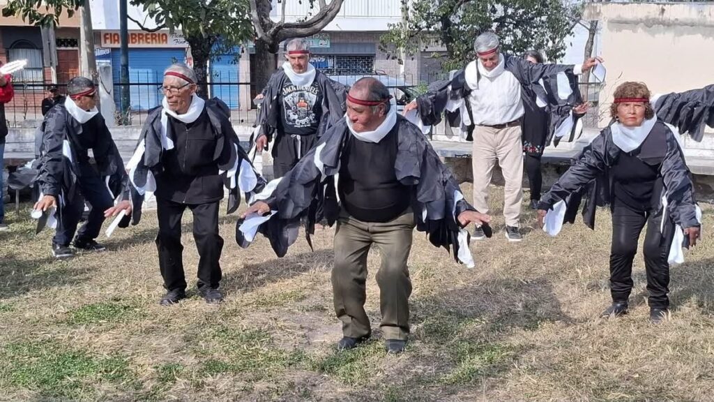 Personas mayores del centro de día virgen del valle exhiben arte y danza del cóndor