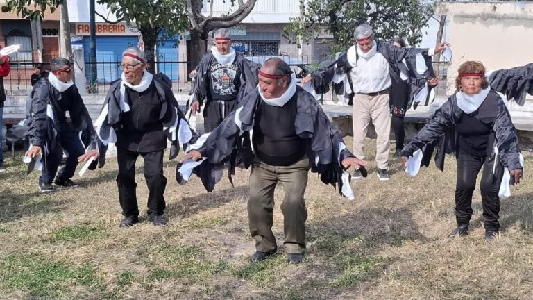 Personas mayores del centro de día virgen del valle exhiben arte