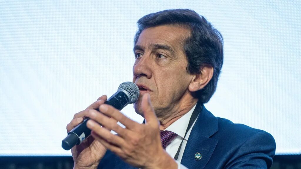 Sadir firma decreto para reforzar controles fitosanitarios en bananas importadas