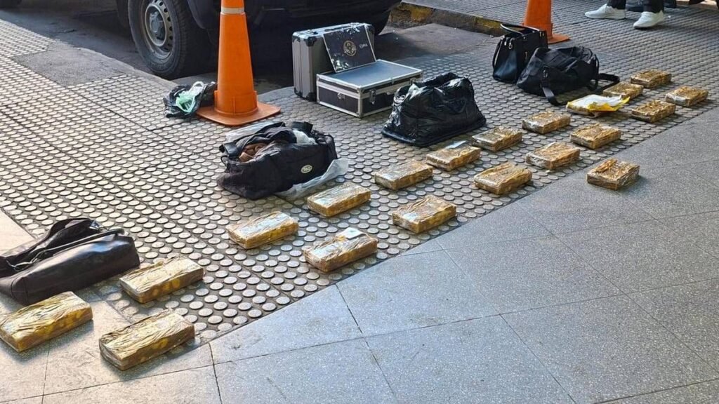 Secuestran más de 30 kilos de cocaína en un colectivo en Jujuy