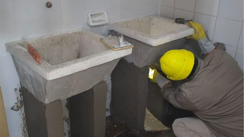Renuevan sanitarios en el Colegio Secundario N° 1 de Alto Comedero
