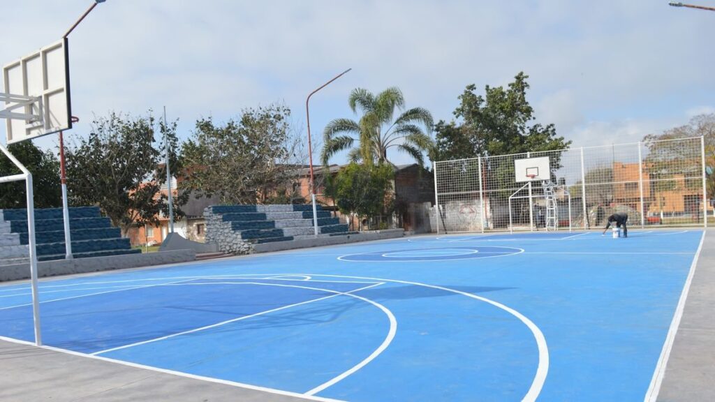 Ponen a punto dos polideportivos en barrio Malvinas y Palpalá