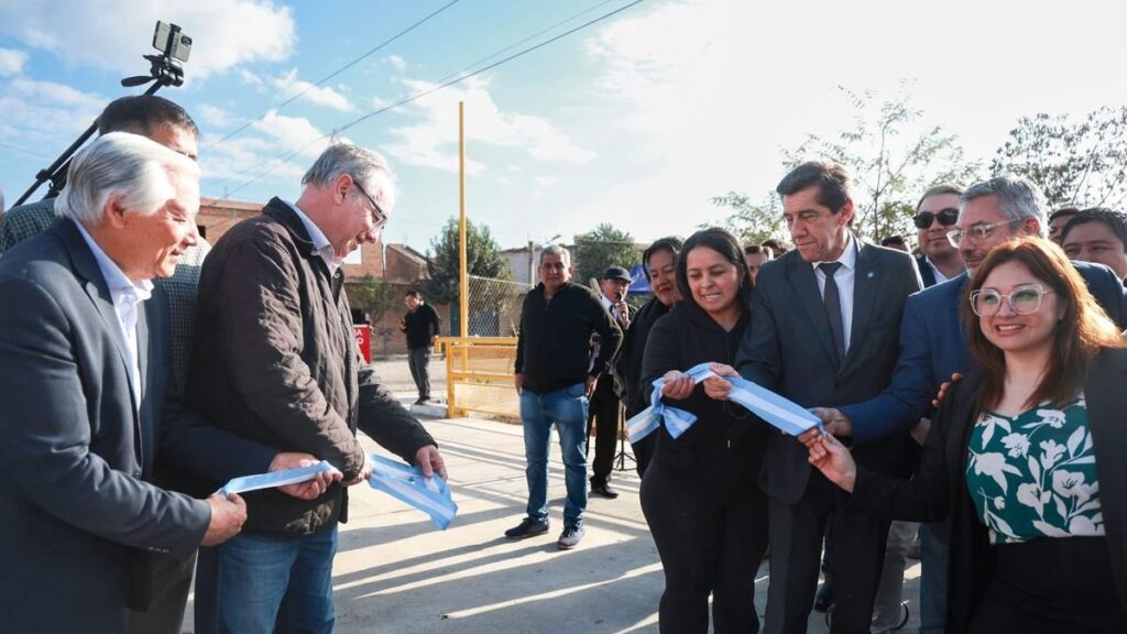 Nuevo puente de doble mano conecta tres barrios en Perico