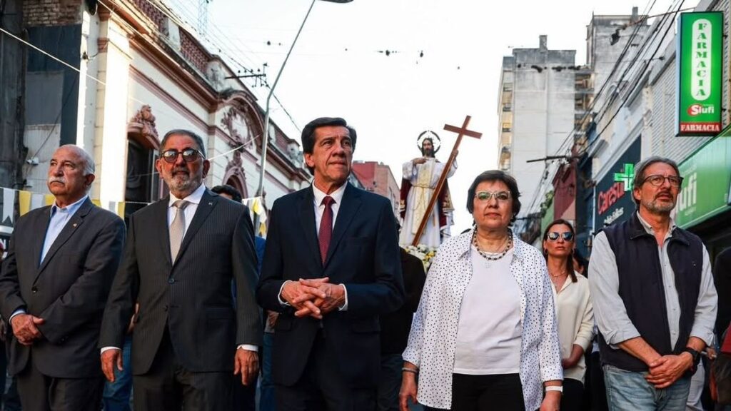 Fieles honraron al Santísimo Salvador en las calles de la capital