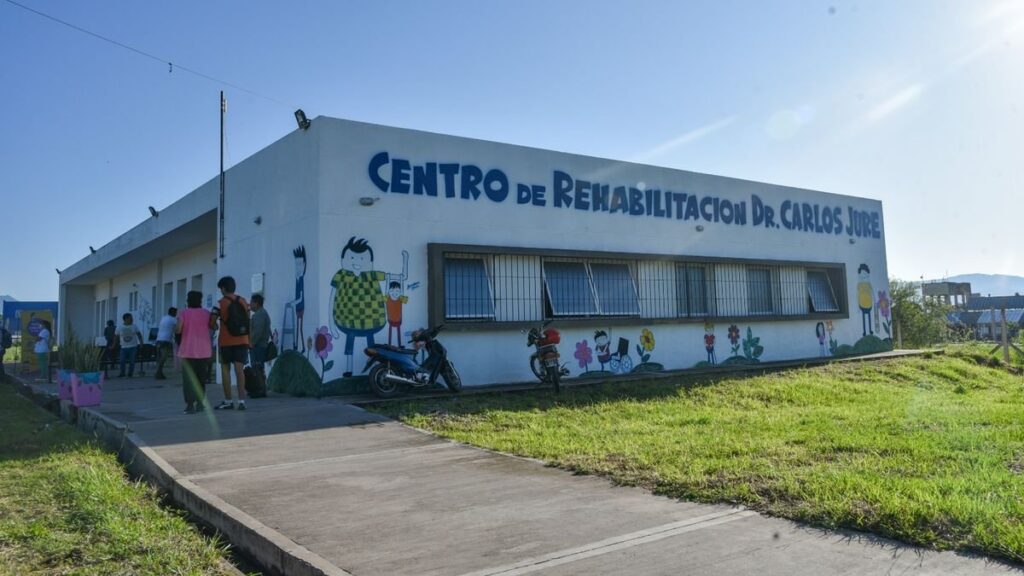Cuatro vecinos de la capital recibieron prótesis y audífonos
