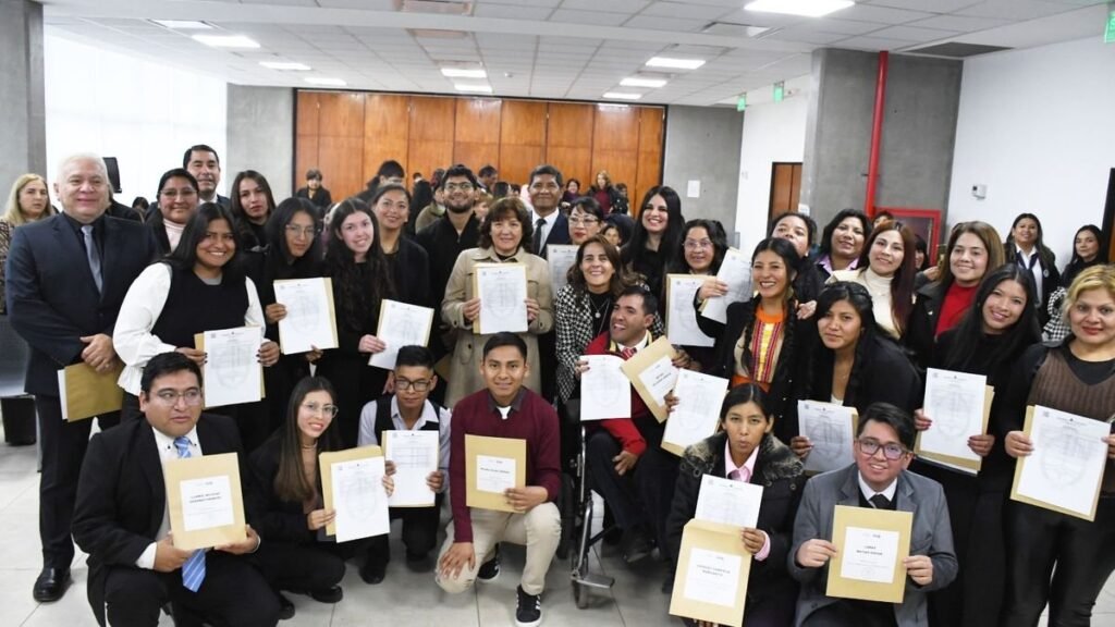 Egresados de Jujuy recibieron títulos con validez nacional