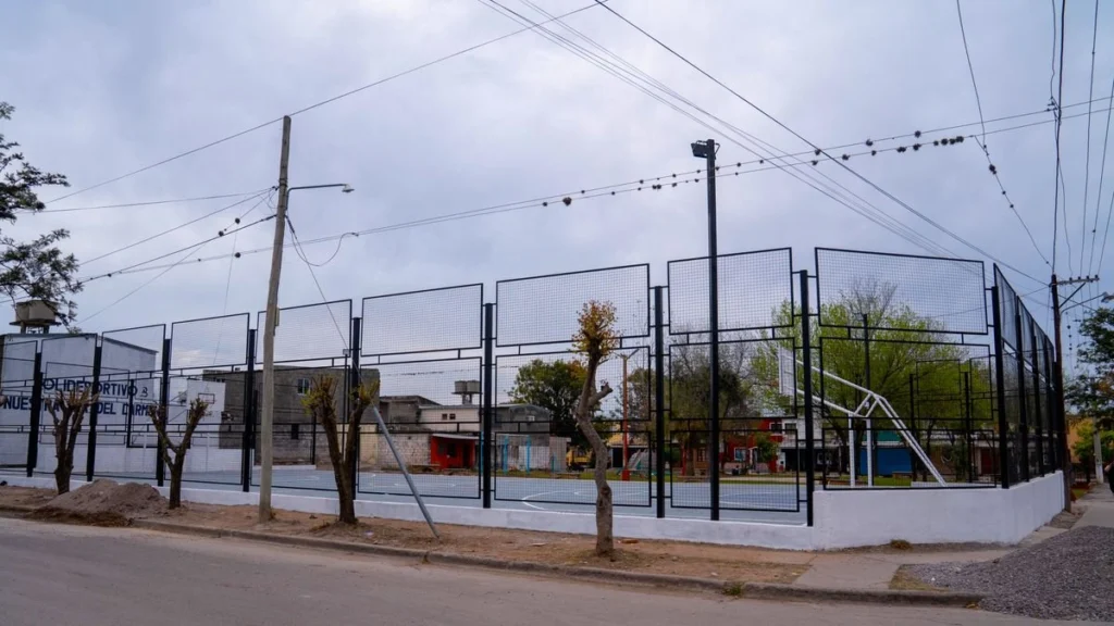 Renovación de polideportivos en El Carmen beneficia a dos barrios