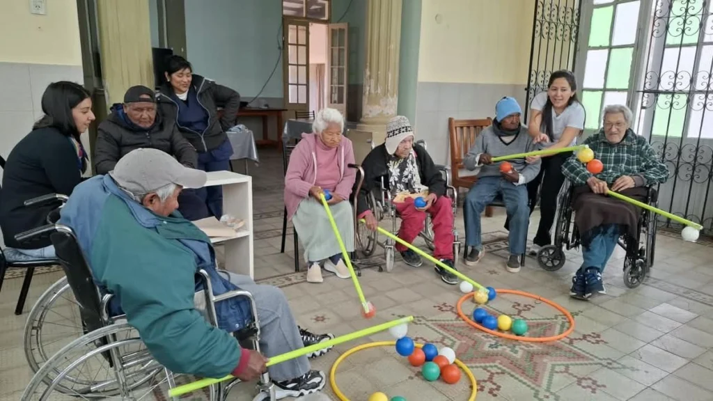 Talleres lúdicos estimulan la memoria de personas mayores